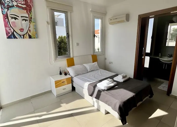 Luxury Azure לרנקה